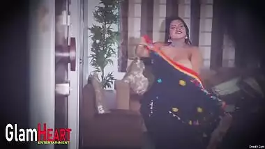 Cuddly Desi porn actress looks XXX with her sari on or without it