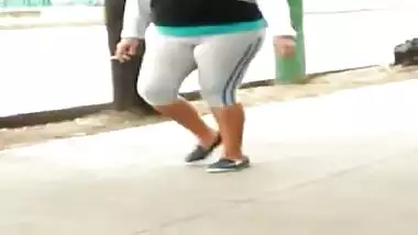 Gorda Culona en licra - se le marca la pucha