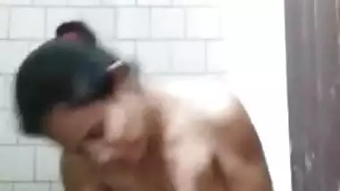 Nude bathroom XXX video of mature Desi chick posing for her lover