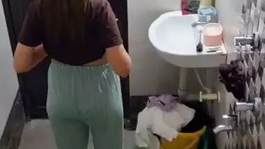 Neighbor girl boobs show before bathing viral MMS