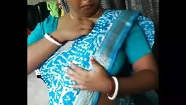 Bubbly delhi housewife bhabhi disha roy bubbly navel and cleavage expose in blue sare