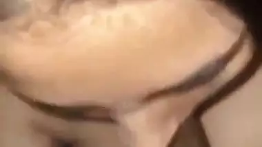 Delhi babe gives a sexy blowjob in Indian sex video