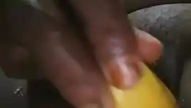 XXX pussy consumes veggie as sex toy in solo show by the Desi woman