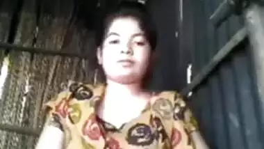 Horny Bangladeshi girl fingers her Desi pussy and moans for XXX vid