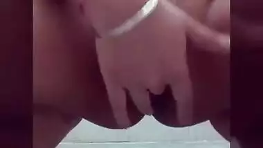 Horny Desi girl uses fingers to satisfy XXX cave in solo sex video