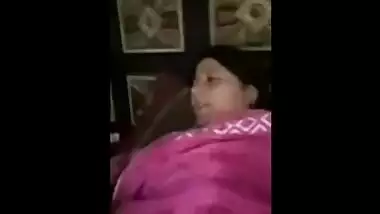 Phone conversation doesn't prevent Desi woman from doing XXX things