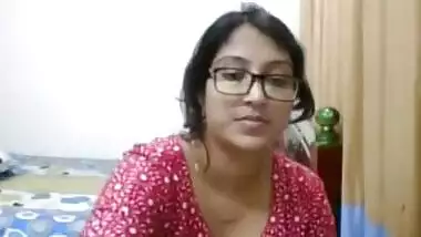 Nerdy Indian beauty performs little XXX sex show in front of webcam