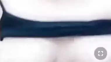 Webcam Desi model with the pink mask performs a XXX show at home