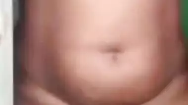 Mature Desi bitch reveals nude curves for the guy to XXX jerk off