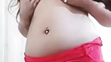 Sexy XXX webcam Desi model with the mask shows off her saggy boobs