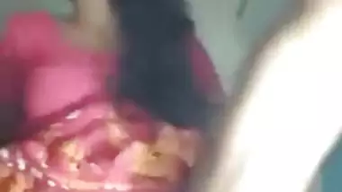 Teen Desi stunner shows young XXX pussy and fingers it in MMS clip