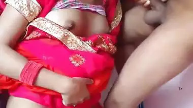 The girl in a saree gives an Indian blowjob and eats cum