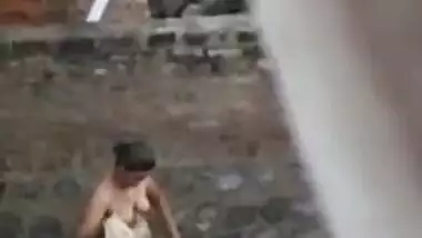 Desi aunty nude captured on while bath on outdoor, for your pleasure