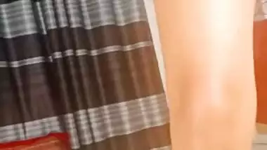 Teen Desi girl and her horny daddy pose naked in amateur MMS video