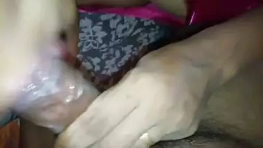 Srilankan teen Step Sister Sucks and handjobඅට2 උරනවා..හිරිවටෙන්න