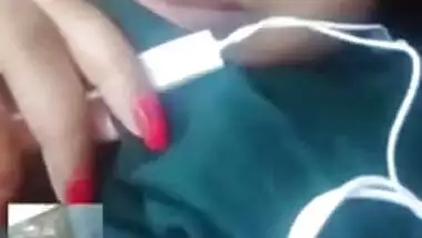 Hot look Desi Clg Girl Showing her Boobs on Video Call New Mms