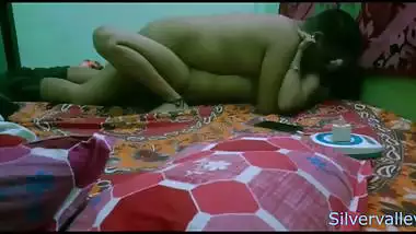 Hidden camera captures Desi whore and XXX buddy having sex on the bed