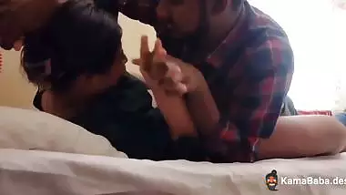 A guy tempts a cousin and fucks her pussy in a Bangla sex