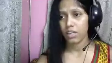 Online sex is Indian mom's job so she performs dirty show on webcam