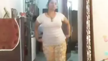 Hot desi indian bhabi shaking her sexi ass &boobs on bigo live...4