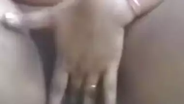 Curvy Desi village girl shows perky XXX tits and pussy in MMS clip