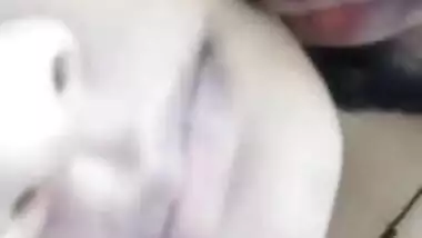 Man persuades young Desi girl to perform hot XXX fucking MMS show