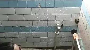 Chubby MILF bathing caught by neighbor viral MMS