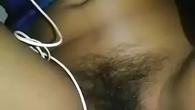 Bengoli bhabhi ki chut me gaajar ghusayi ja rhi h pati k dwara