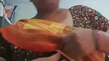 Chubby MILF in saree showing naked boobs and pussy