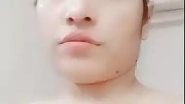 Nude desi lady records her bathroom MMS for her lover