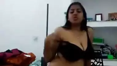 Paki chick performs XXX dance shaking sex parts for chudai fans