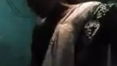 Comely Desi girl teases BF by performing little XXX show dressed in sari