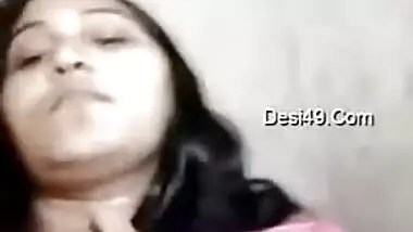 Desi whore flashes XXX-shaped titties covered with red bra close-up