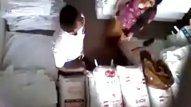 Shopkeeper fucks his customer’s pussy in the desi xxx video