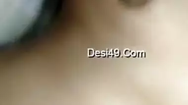 Friends lift Desi woman's top to touch nipples in the amateur porn video