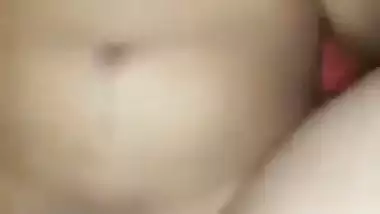 Horny guy licks his GF’s pink pussy in Indian viral porn