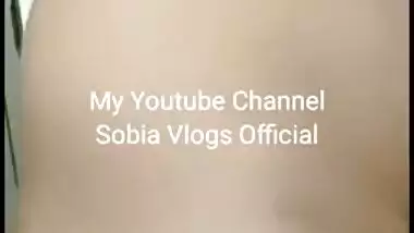 Paki anal sex queen poses with her Desi body showing for XXX cam