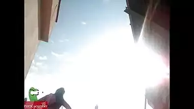 Couple climbs to the terrace of the estate and end up having sex between the clothes CRI048