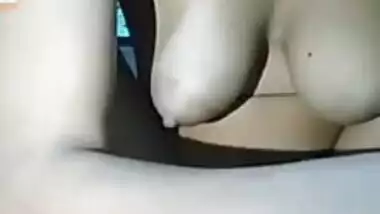 Kinky MMS video of sexy Desi slut sticking veggies into her XXX cunt