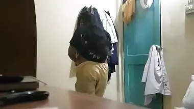 Wife with Desi features tries to tie her sex pants on XXX camera