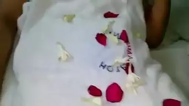 Good-looking Desi beauty lies in bed being in mood for XXX chudai