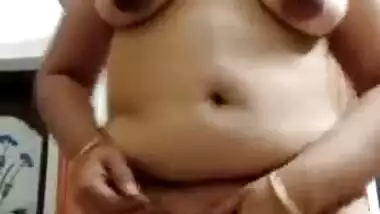 Aunty touches own unshaved sex hole and fingers it in close-up clip