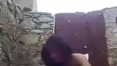 Offensive babe washes her XXX body outdoors being filmed by Desi man