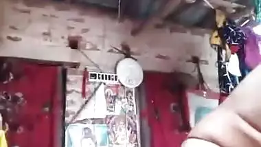 An 18-year-old girl records her nude MMS for her lover