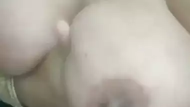 Bhabhi holding milky boobs in Pakistani solo nude clip