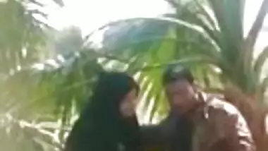 Indian muslim chick doing handjob to her BF in a park 