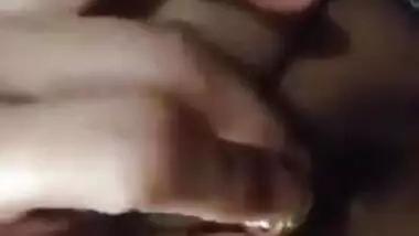 Girl in birthday XXX suit spreads legs and shows boobs in Desi video