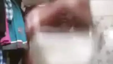 Video of Indian mom who tries to make online friend cum with boobs