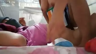 Me meto a la cama de mi sobrino y lo hago terminar en mis grandes tetas, tío nos pilla teniendo sexo!!