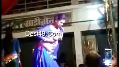 Indian dancer caught flashing tits outdoor for lovers in Desi mms video